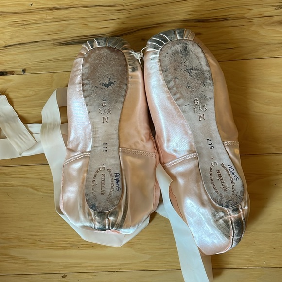 Used custom Suffolk stellar pointe shoes - Picture 2 of 4